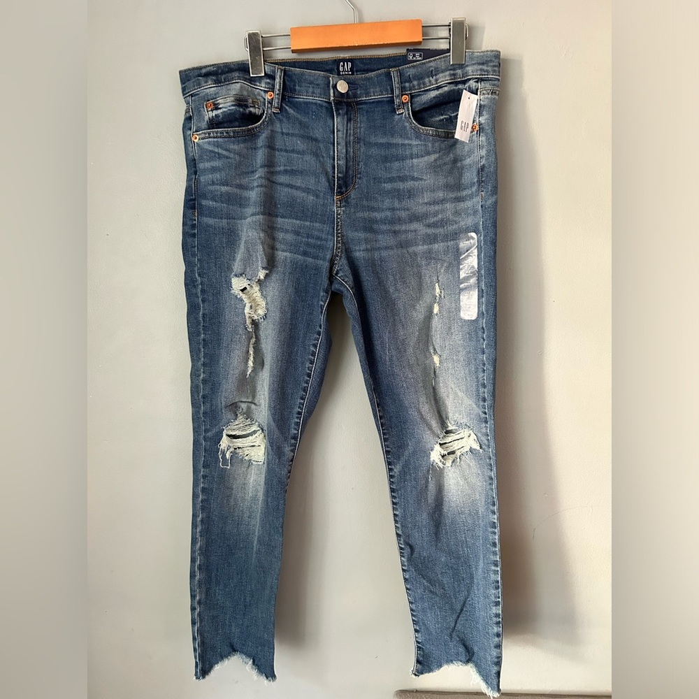 Gap true skinny ankle. Distressed. Women’s size 33. New with tags!